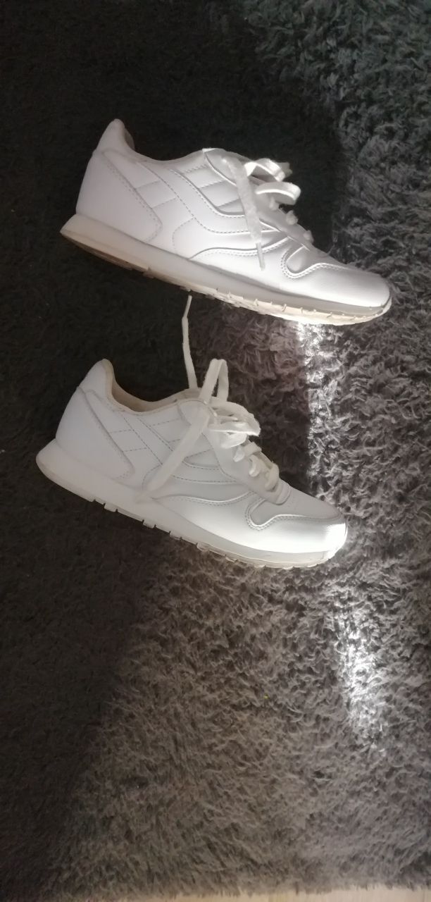 Adidași VTY și teniși NASA