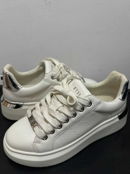 Продавам дамски сникърси