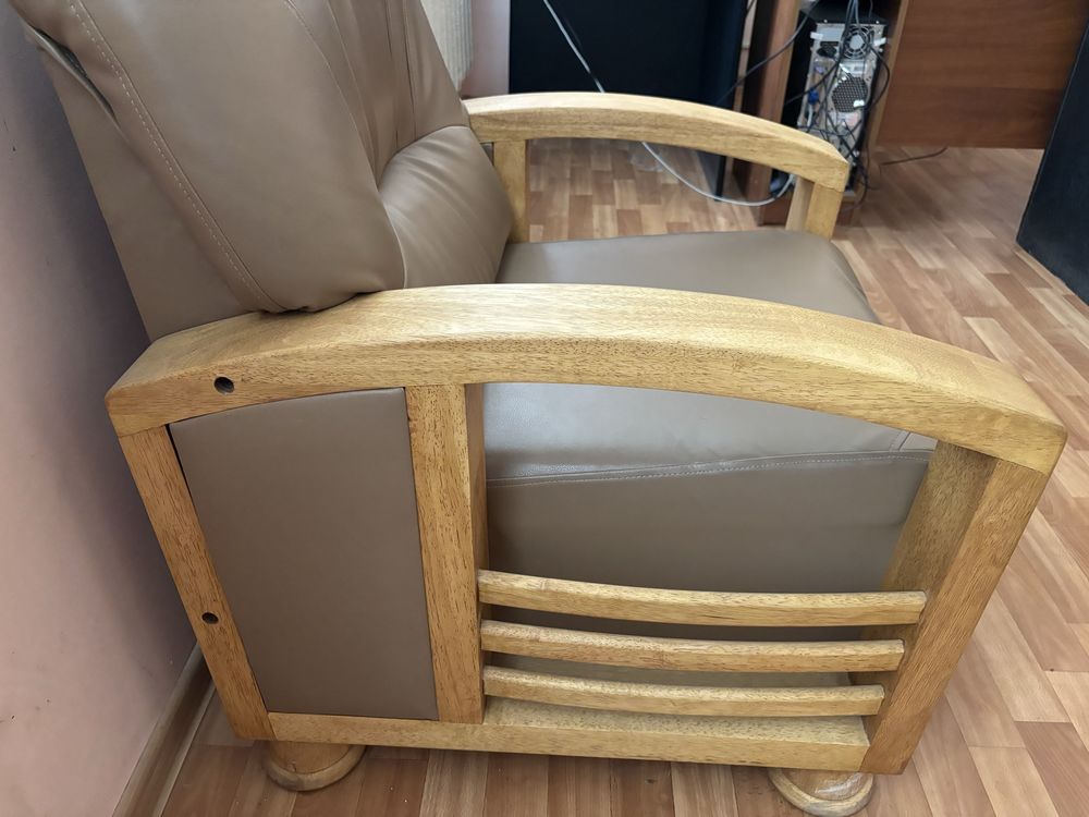 Продам диван и кресло (чистая кожа)