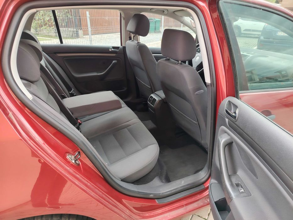Închirieri auto. Volkswagen Golf 5, 1.6 FSI benzină.