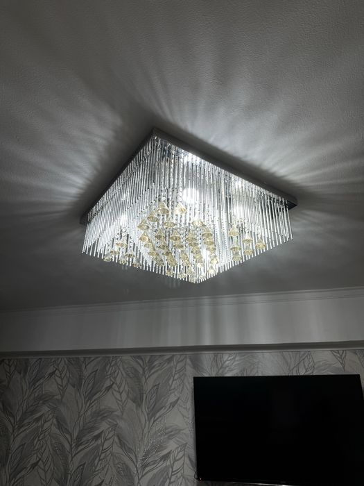 Продам люстру с подстветкой большую красивую