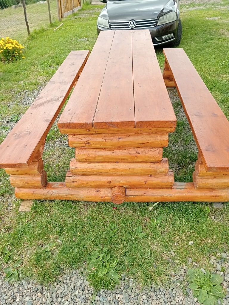 Masă rustică de lemn rotund