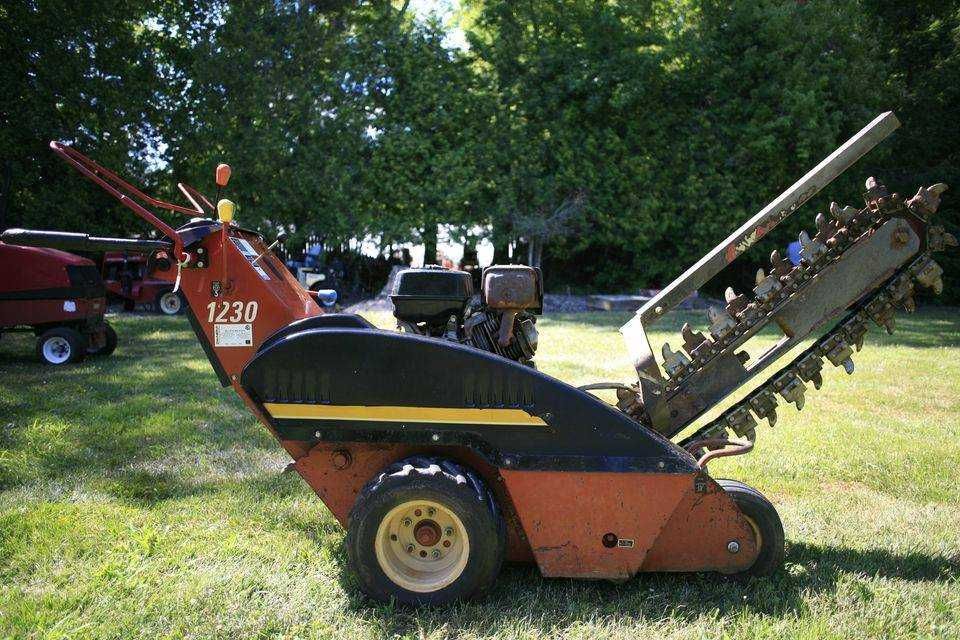 ПОД НАЕМ Каналокопач Ditch Witch 1230, Д:122 см, Ш:15 см/ гр. Казанлък