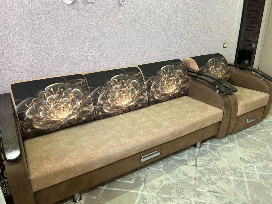 Диван и кресло.