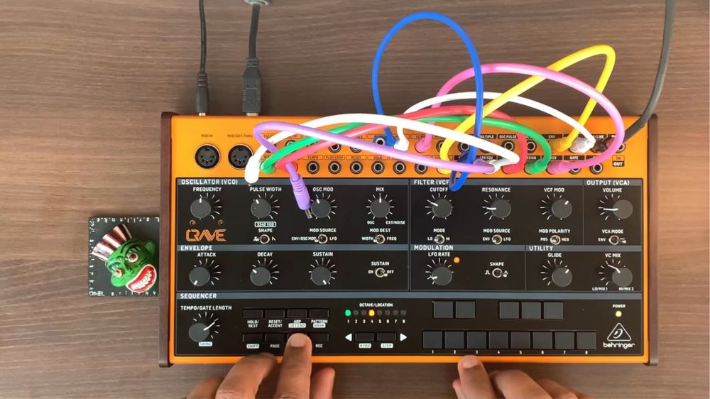 Продам синтезатор аналоговый полумодульный Behringer Crave + бонусы