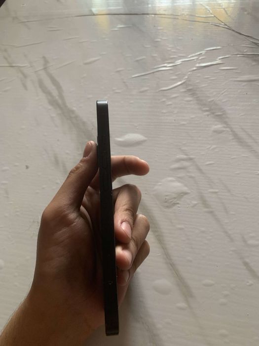 Vand iphone 13 in conditie buna