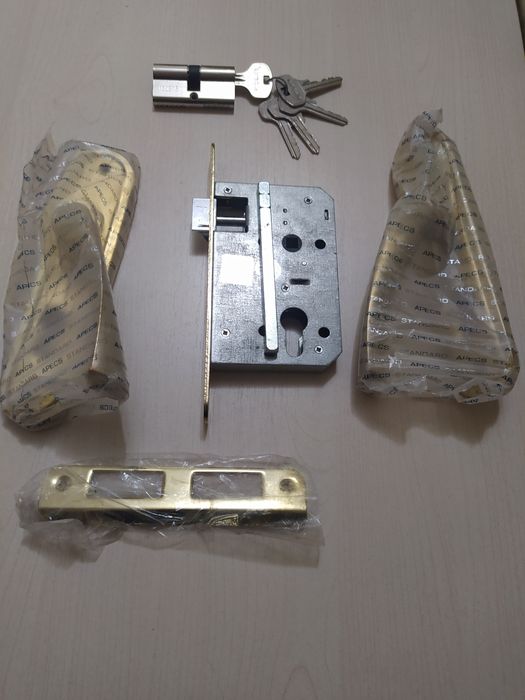 Продам зомок врезной новый двойная колба для воды новая фонарь новый