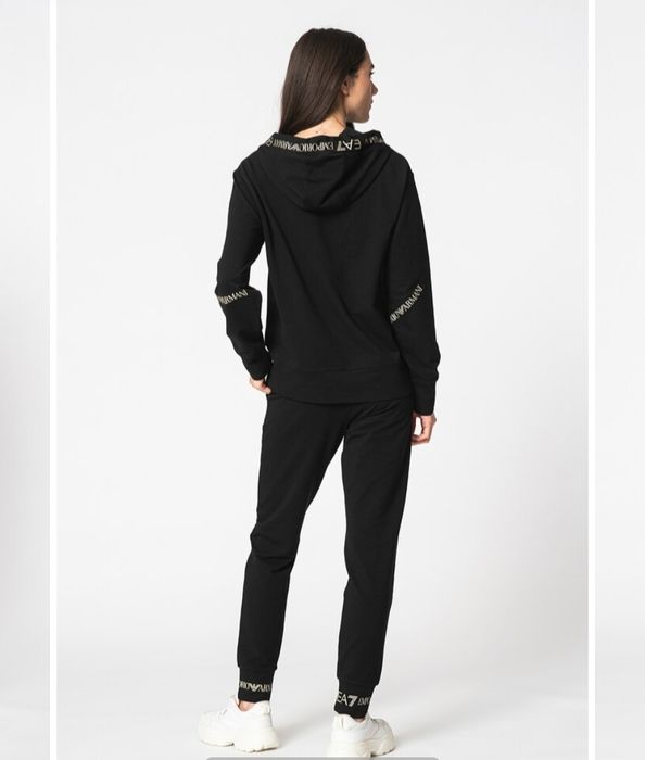 Спортен екип с качулка EA7