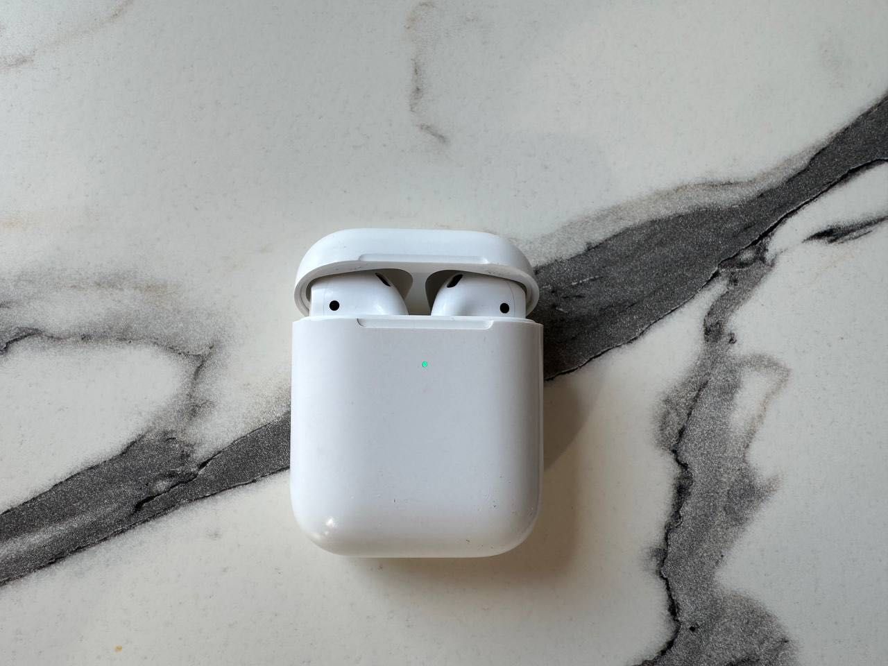 Безжични слушалки AirPods 2 (с кейс за безжично зареждане)