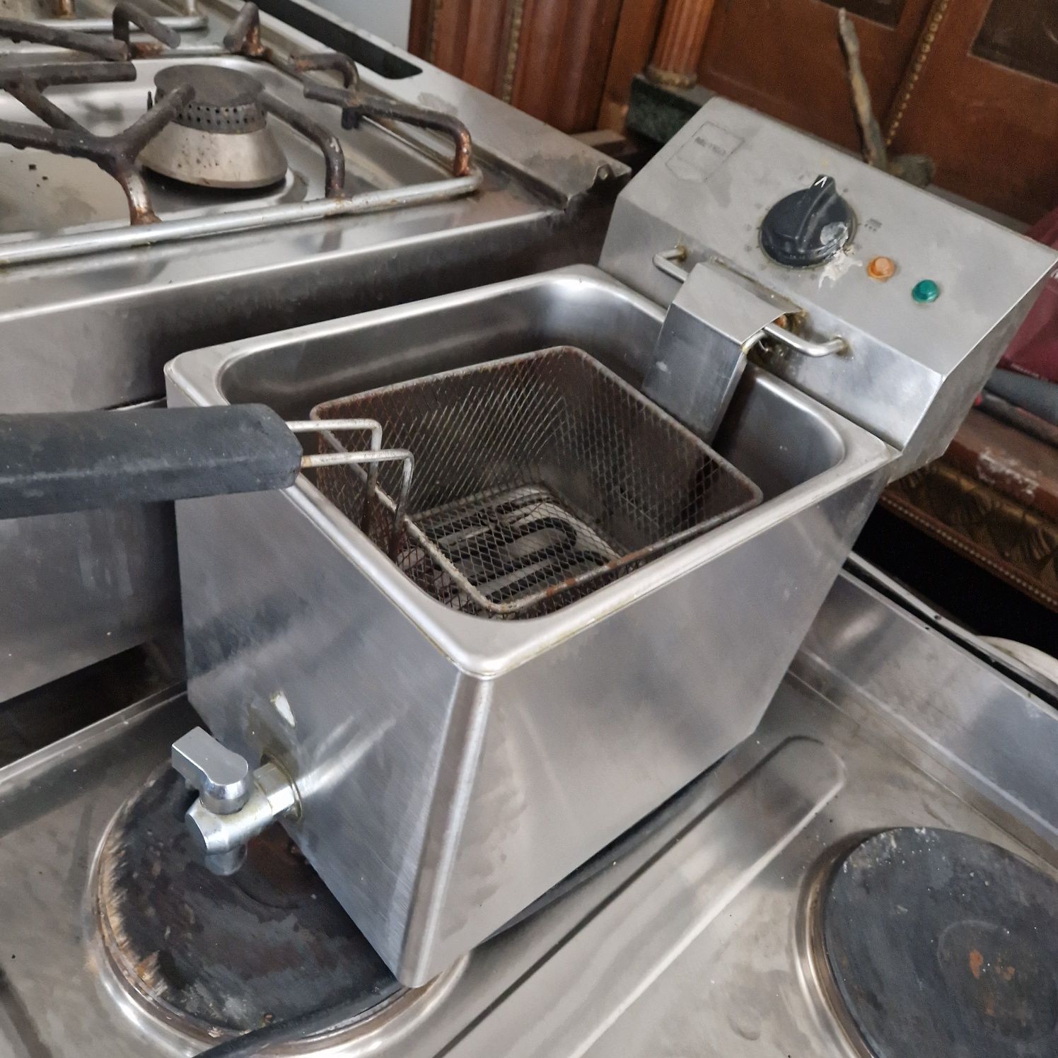 Friteuza de inox cu robinet și banc, la 380v