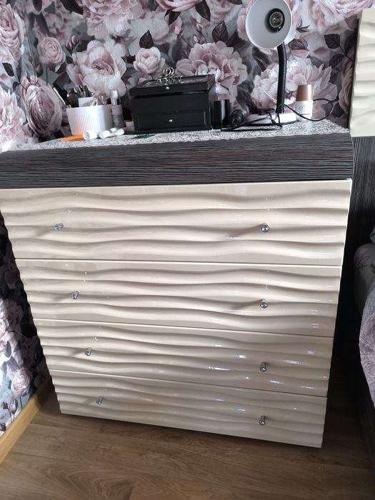 Кровать с матрасом Ascona и комодом.