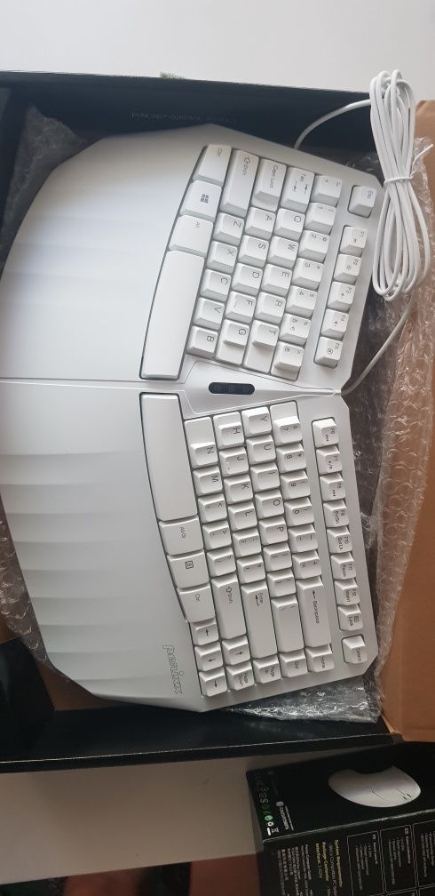 Vand tastatura și mouse noi