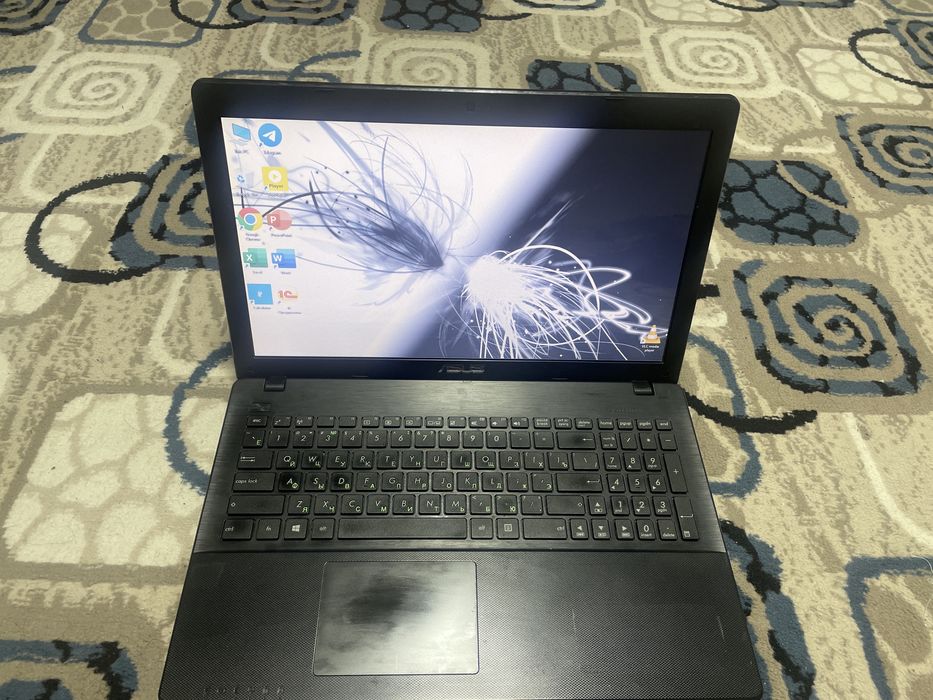 Noutbuk ASUS windows 10 Pro