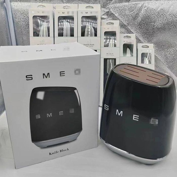 Набор кухонных ножей Smeg в стильной подставке