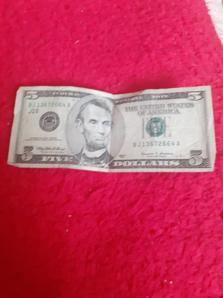 Bancnote de 5 dolari și  1 dolari vechi