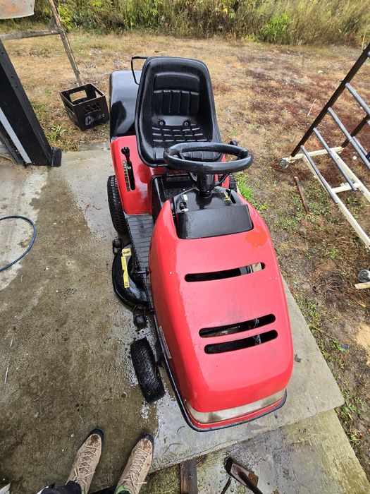 Tractoras tuns iarba/gazon