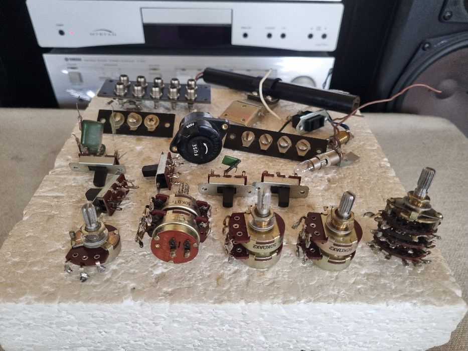 Pachet Potentiometre Alps, Comutatoare, etc. Perfecta stare.