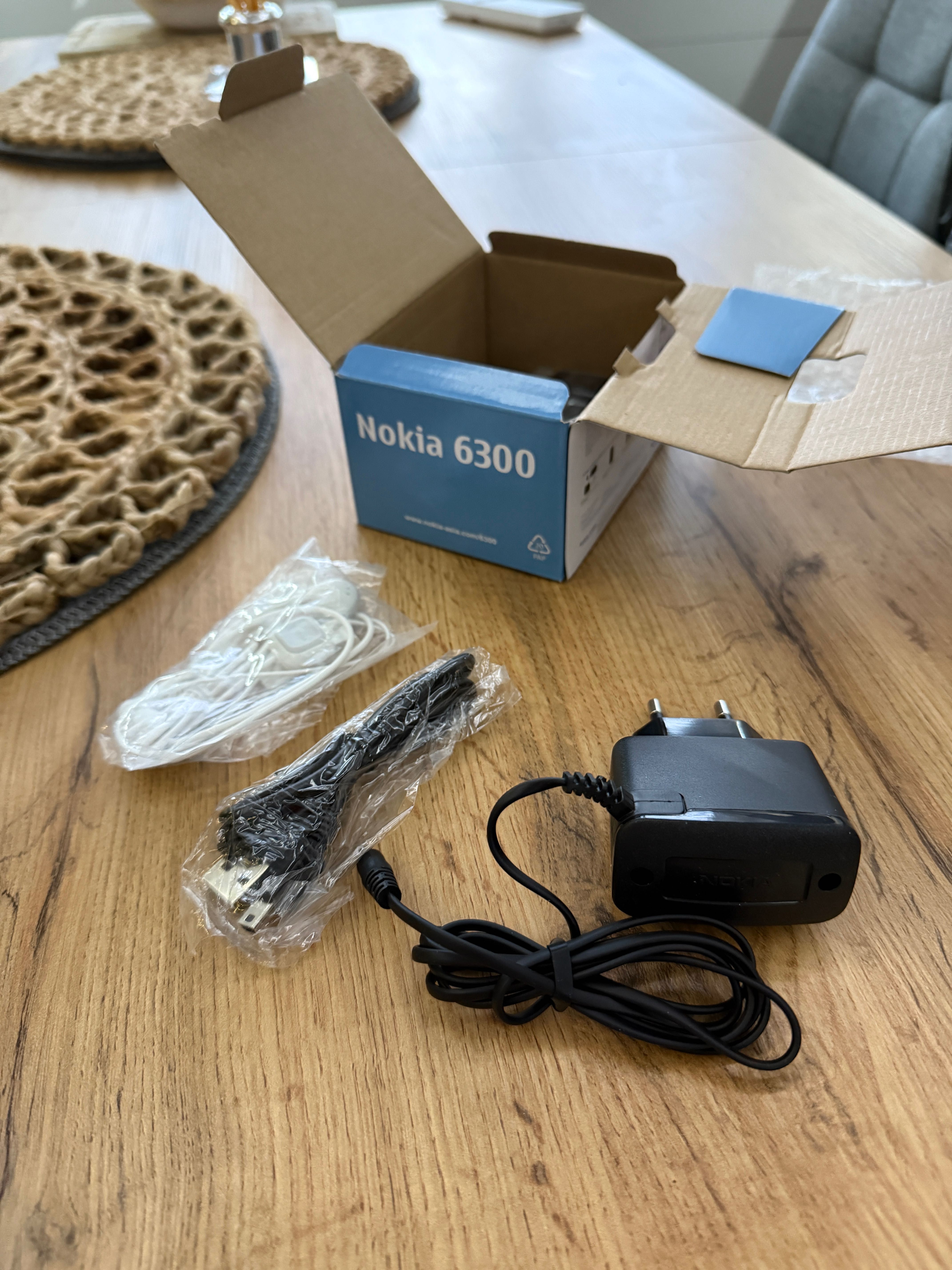Nokia 6300 Silver - Като Нов - Кутия, зарядно, слушалки и USB кабел