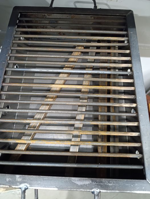 Vând  grătar rezistent