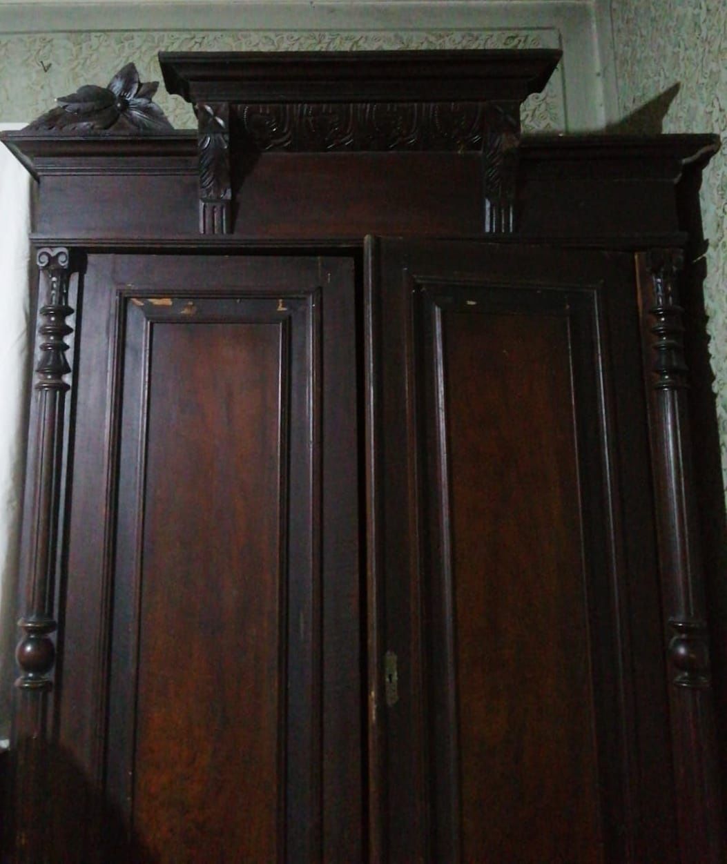 Шкаф антикварный 19 века.