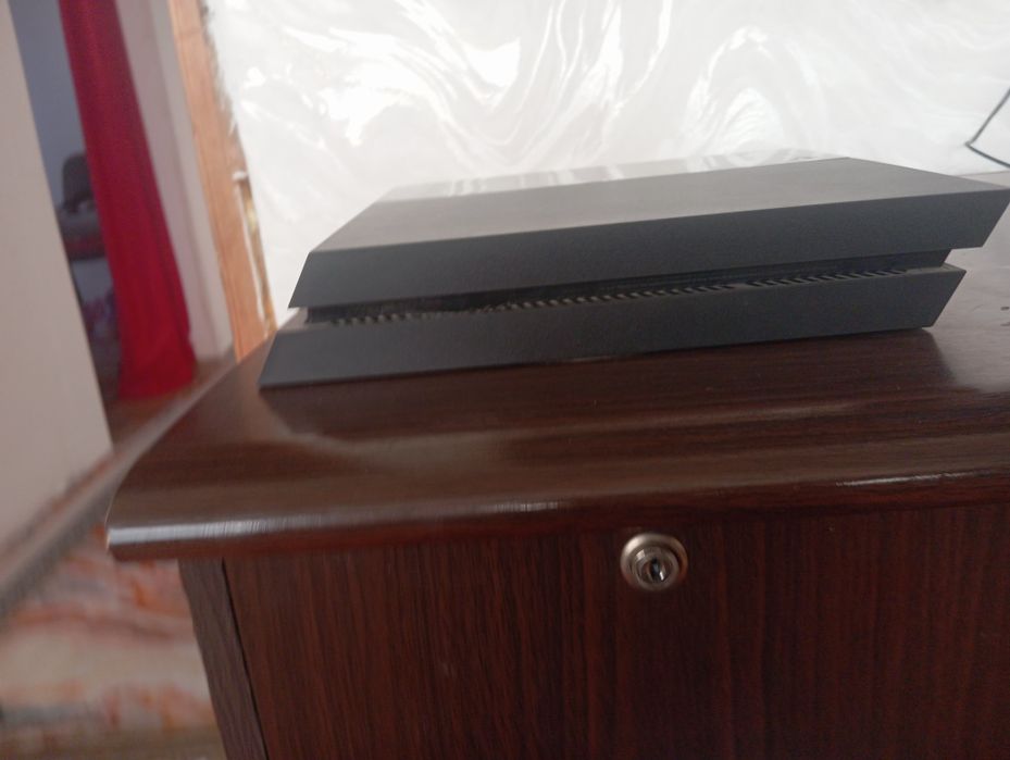Продам SONY Плэйстэйшен 4 буу