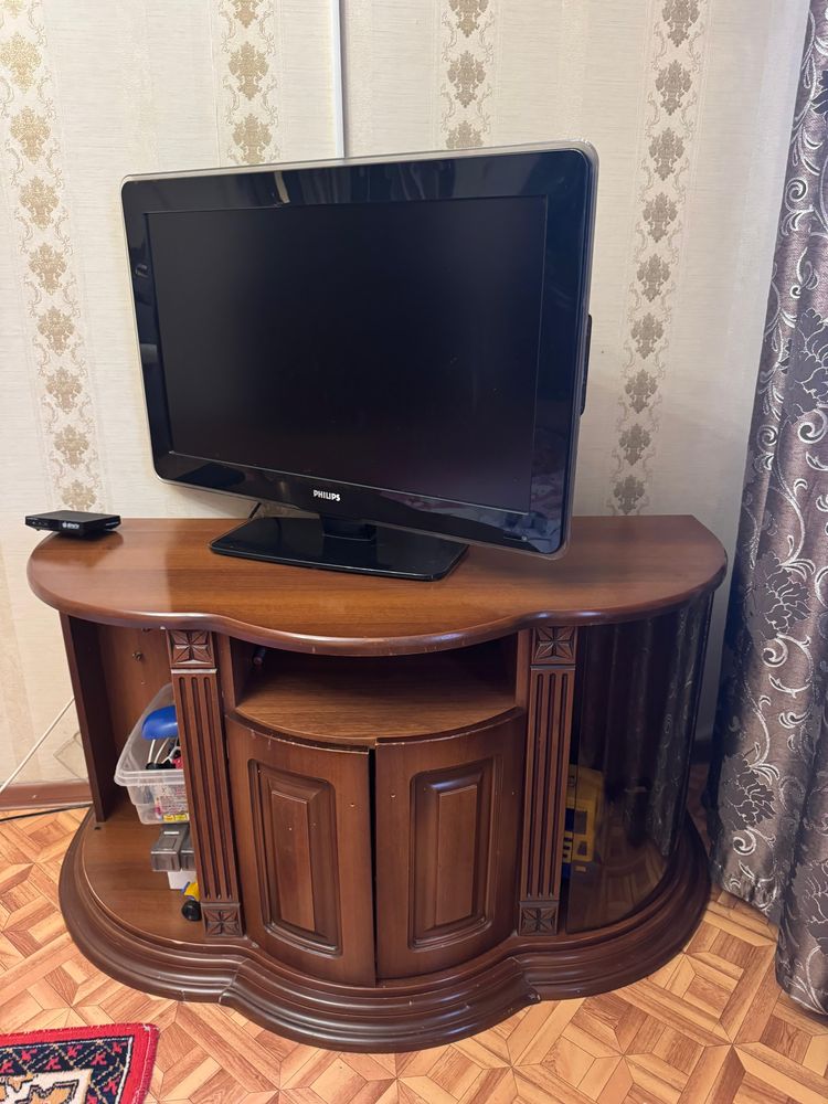 Шкафы и тумбочка