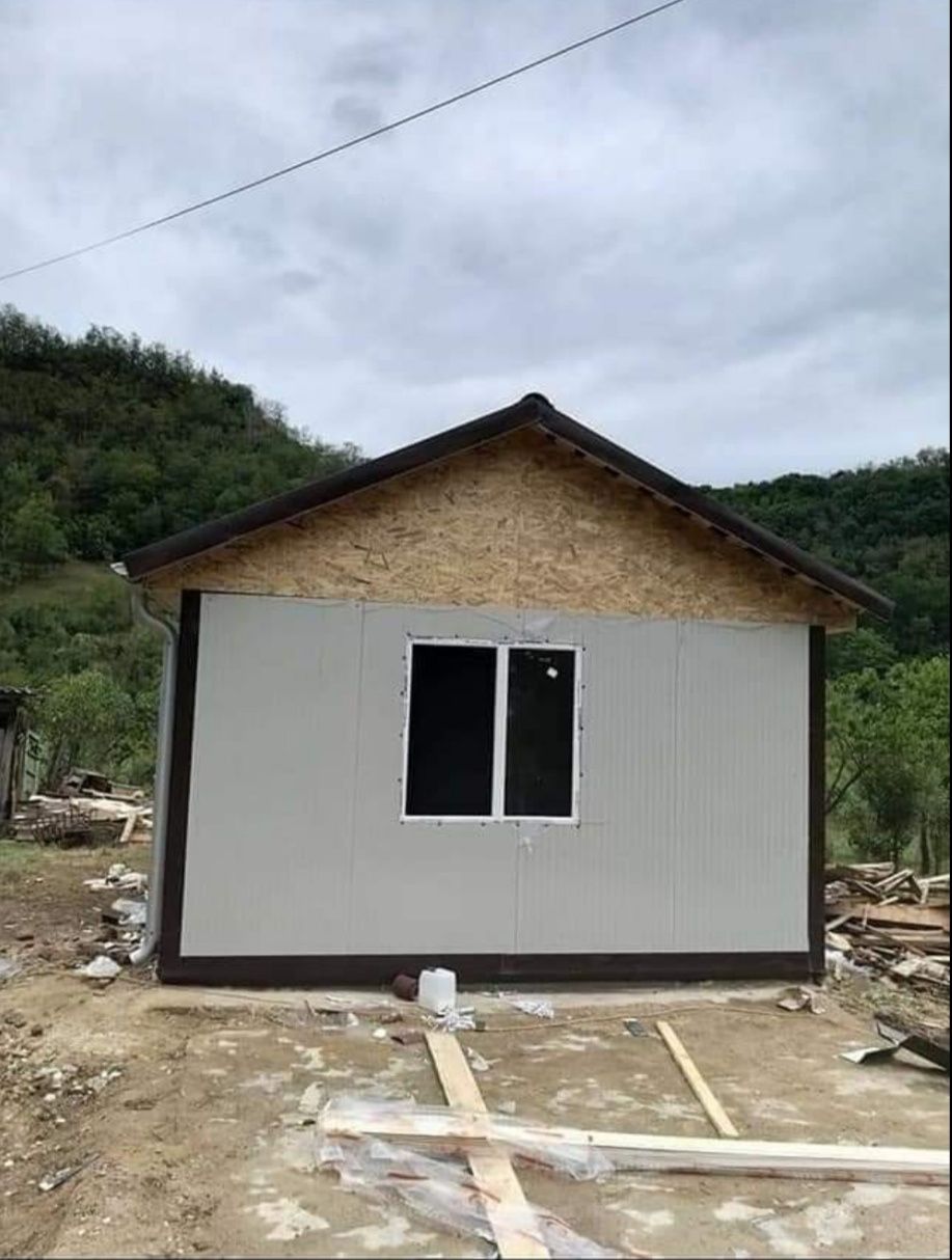 Case locuibile pe structura metalica și panou sendwich