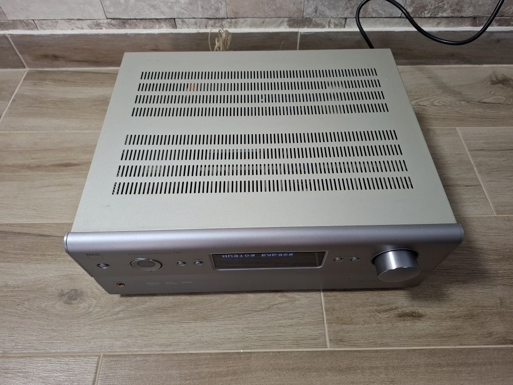 Amplituner  NAD -T 737