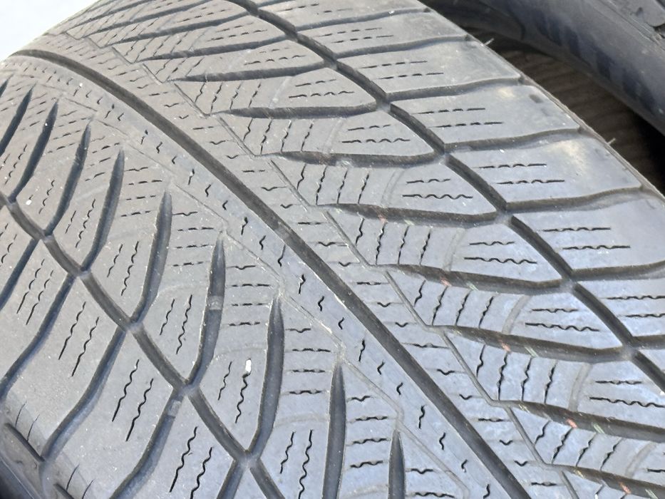 245/45/E18 Goodiyear Ultra Grip8 4бр зимни RunFlat dot3718