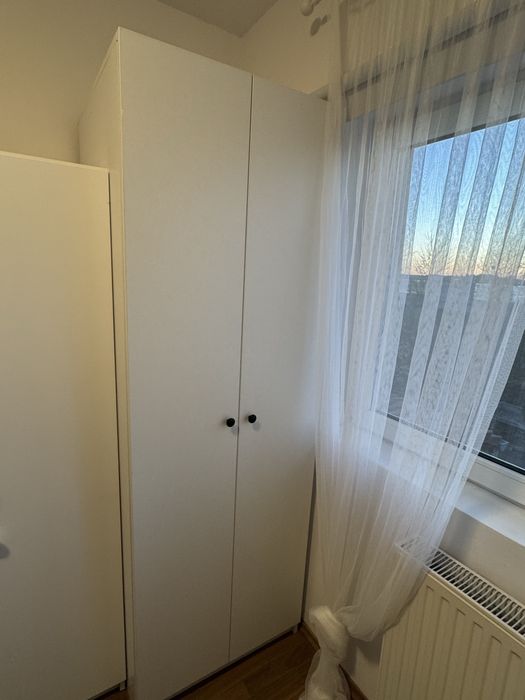 Dulap alb cu două uși, bara pentru umerașe + rafturi