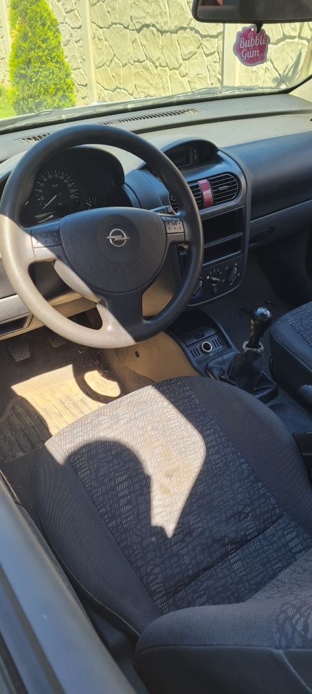 De vânzare opel corsa 1,2 benzină 2001 .gri