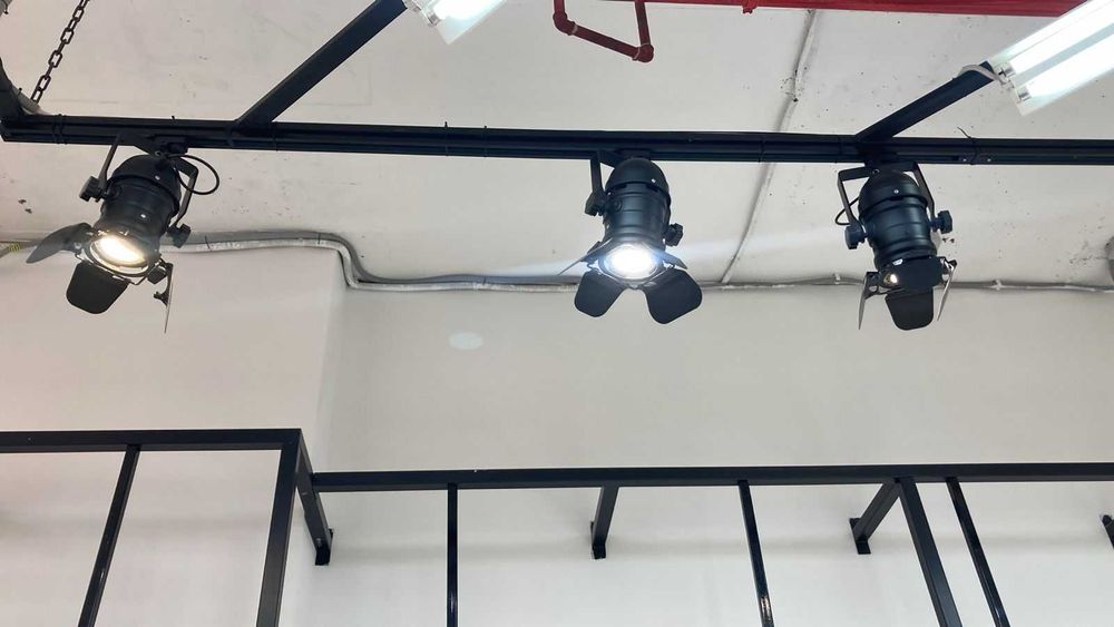 продам светильники трековые