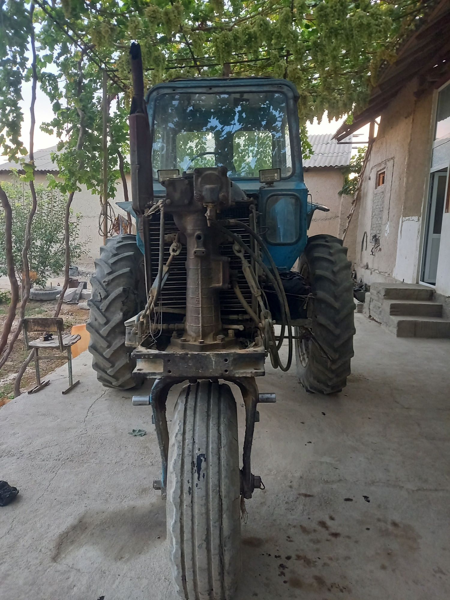 Traktor. MTZ 80 aybi yoq ishlab turibdi