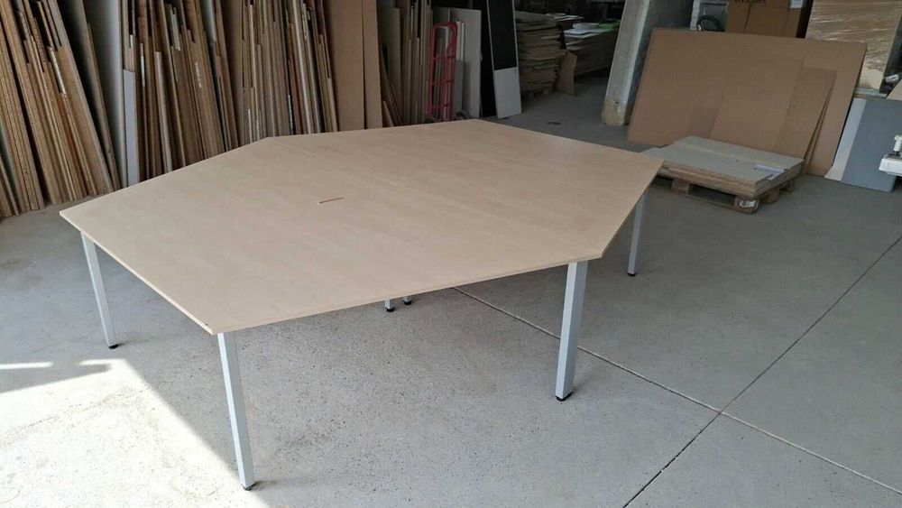 Поръчково бюро в трапецовидна форма