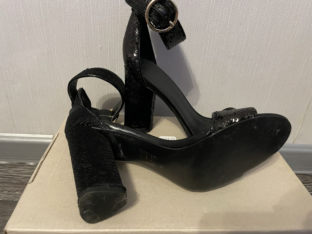 GUESS сандали на ток
