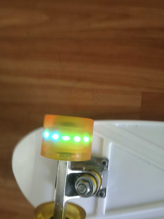 продается скейтборд в отличном состоянии ролики светятся