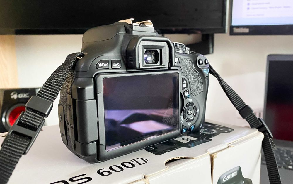 Canon EOS 600D + obiectiv EF 50mm (impecabil)