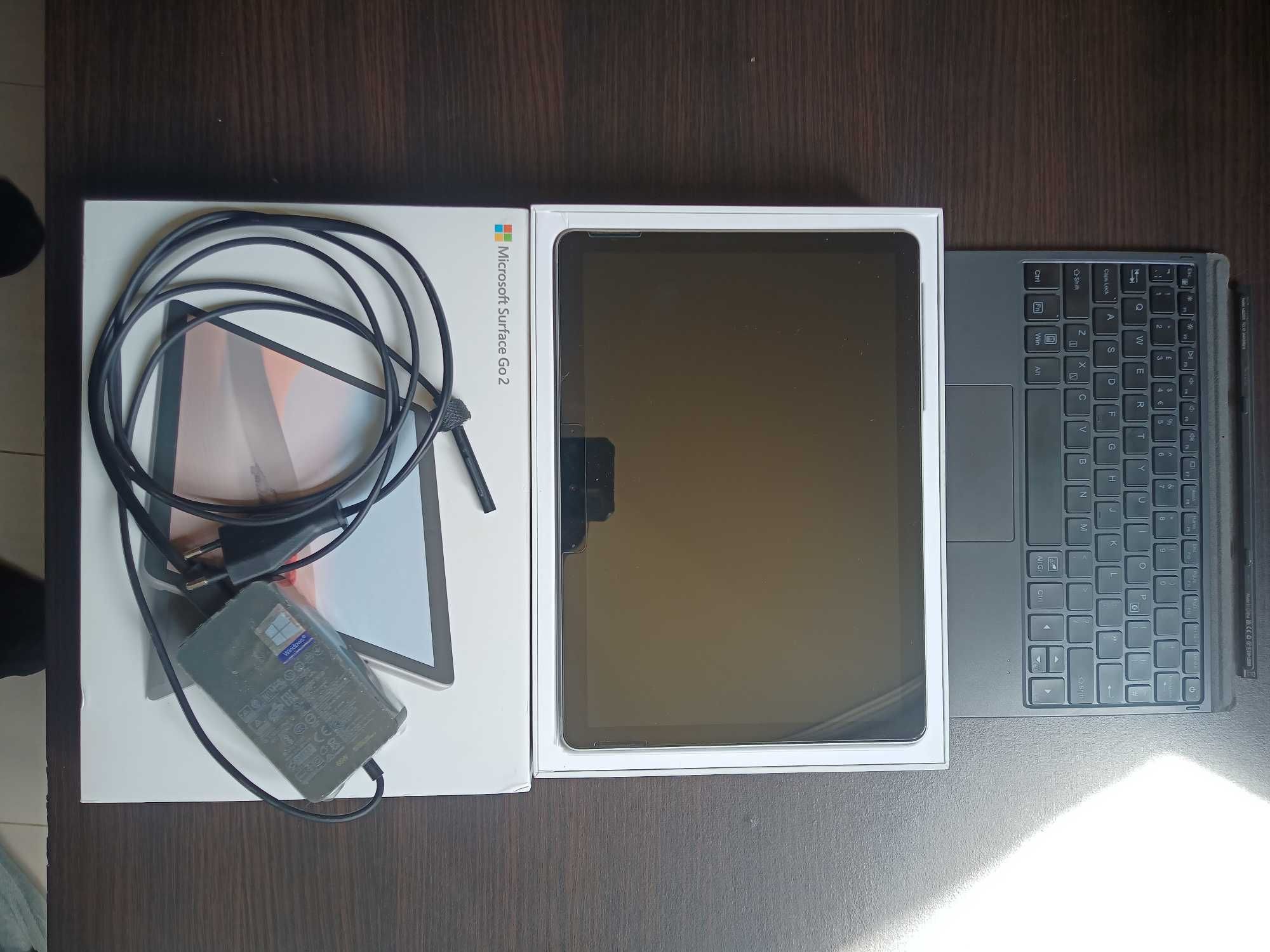 Surface Go 2 + Стъклен протектор + клавиатура.