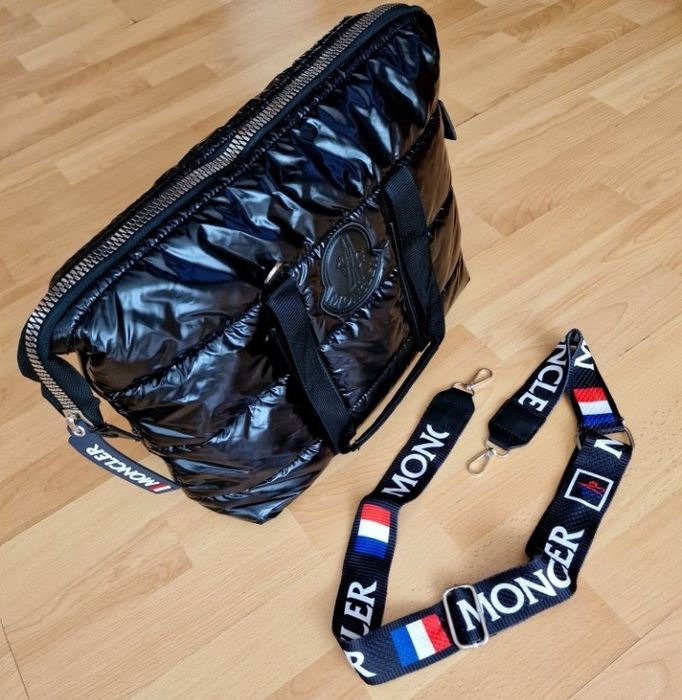 Geanta Moncler,material textil impermeabil,curea detasabila, Italia