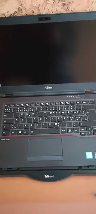 Продавам лаптоп Фуджицу U 748