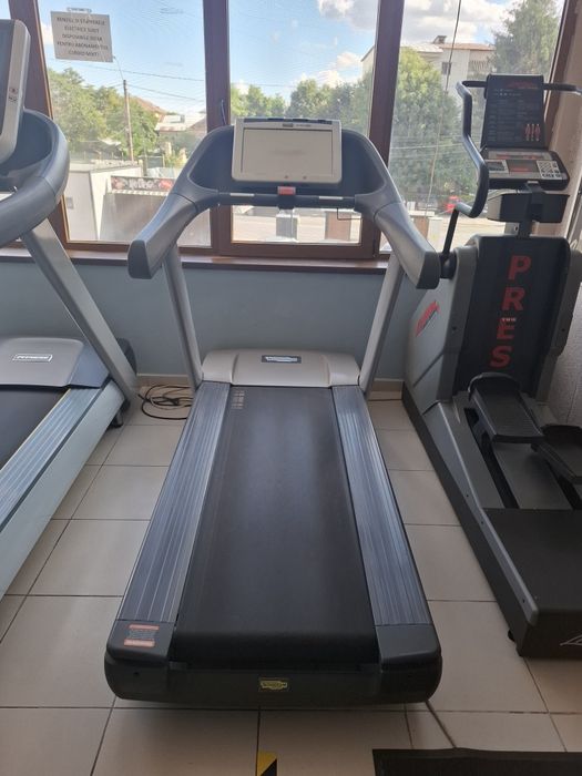 Bandă de alergat  Technogym și Live Fitness