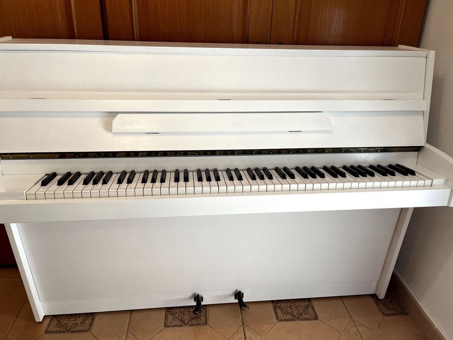 Pianina: albe, negru, natur //  vanzare sau inchiriere  //  Suceava