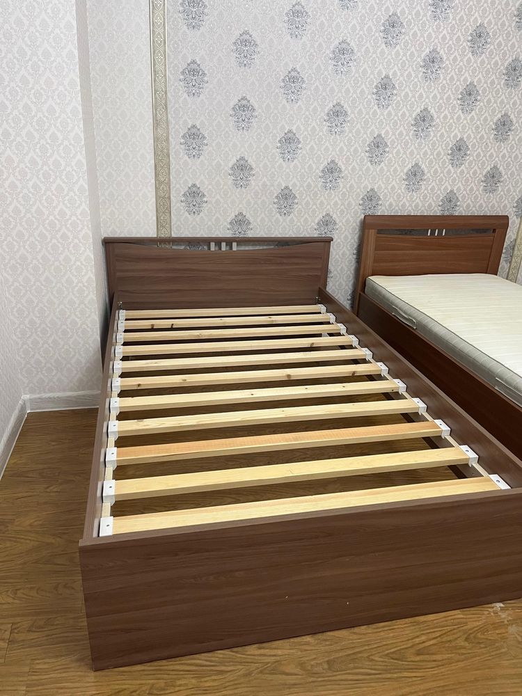 Кровати без сколов с матрасами