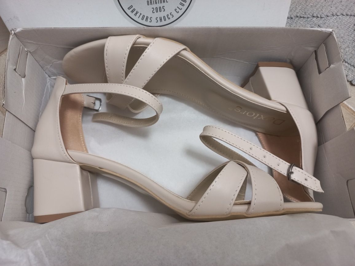 Sandale nude/bej deschis dama, mas. 40.5, cu bareta si toc gros