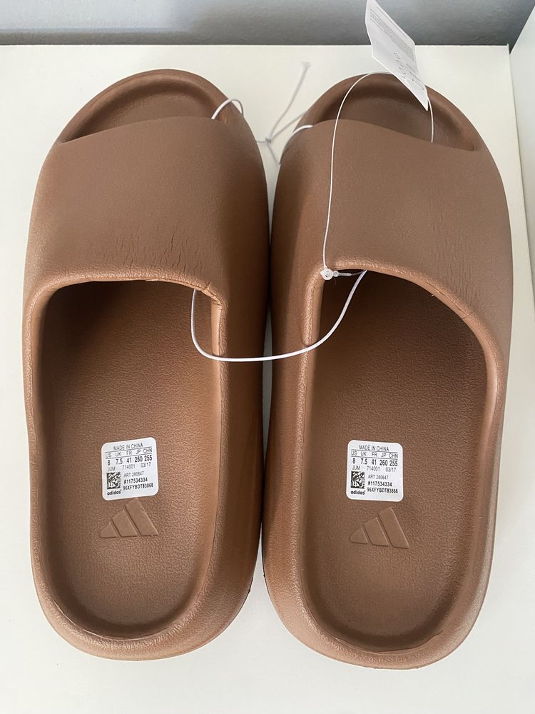Nike Air Force 1 и Adidas Yeezy Slides
