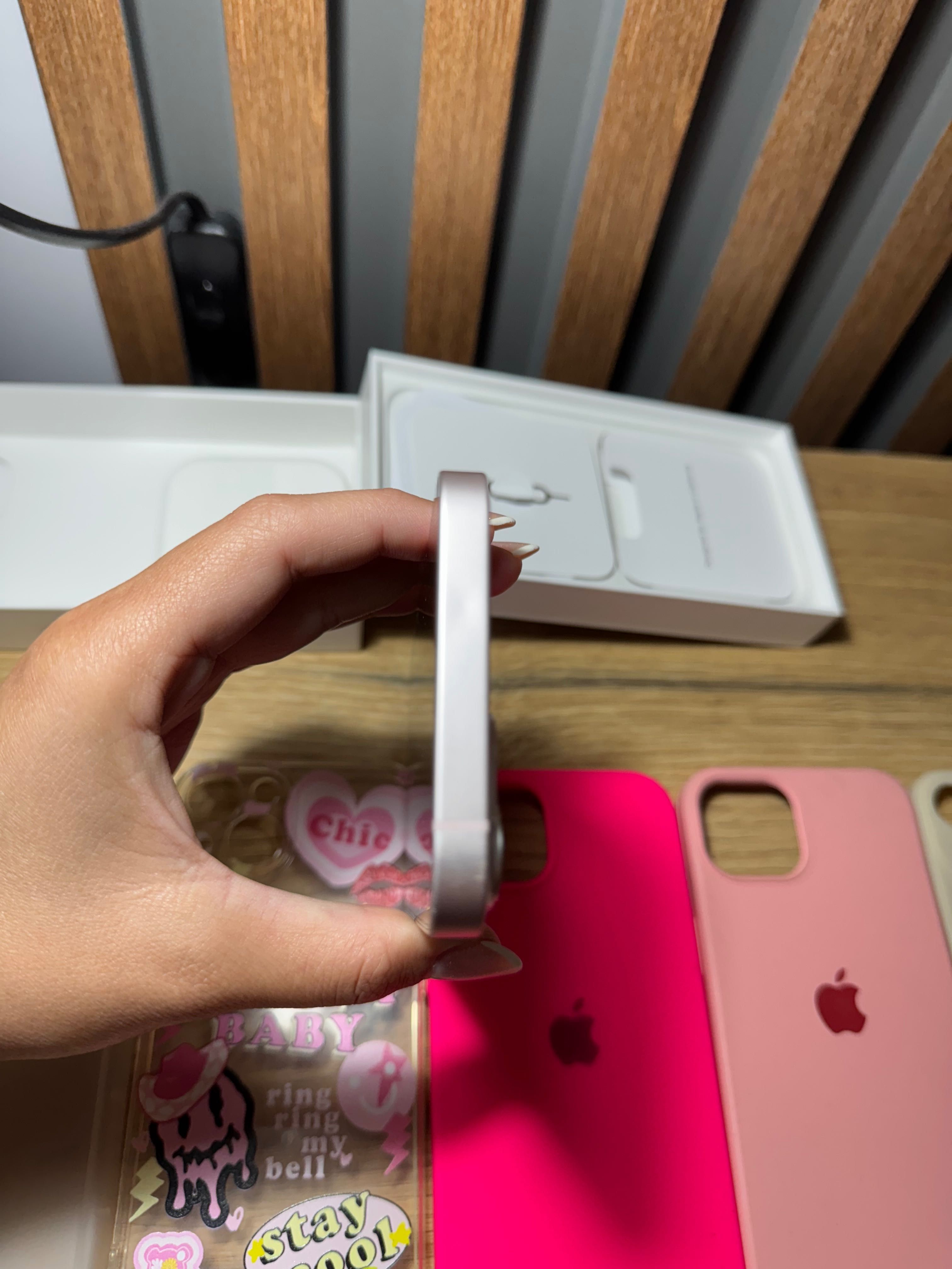 Iphone 13, 128 gb, ползван е около 2 години. Минимални забележки