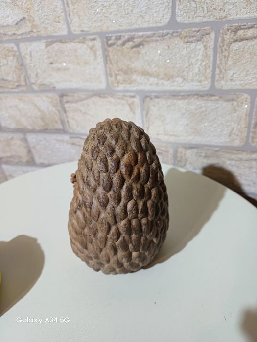 Статуетка на таралеж с шишарка