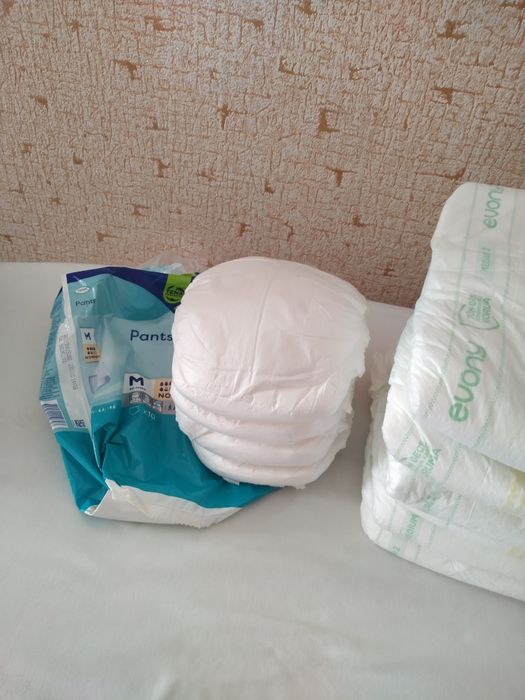 Пелёнки  новые 32 шт и памперсы 6 шт и трусы-памперсы 4 шт