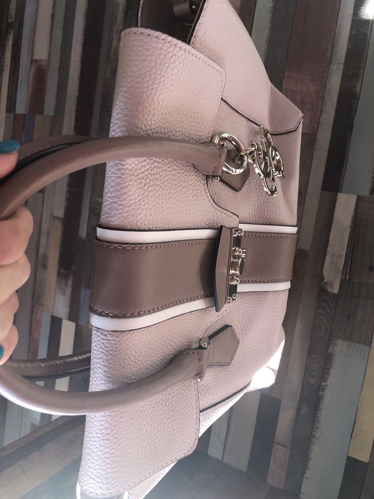 Почти нова! Стилна чанта Guess