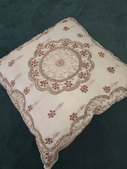 Pernă decorativă brodată manual, ivory – model floral cu mărgele
